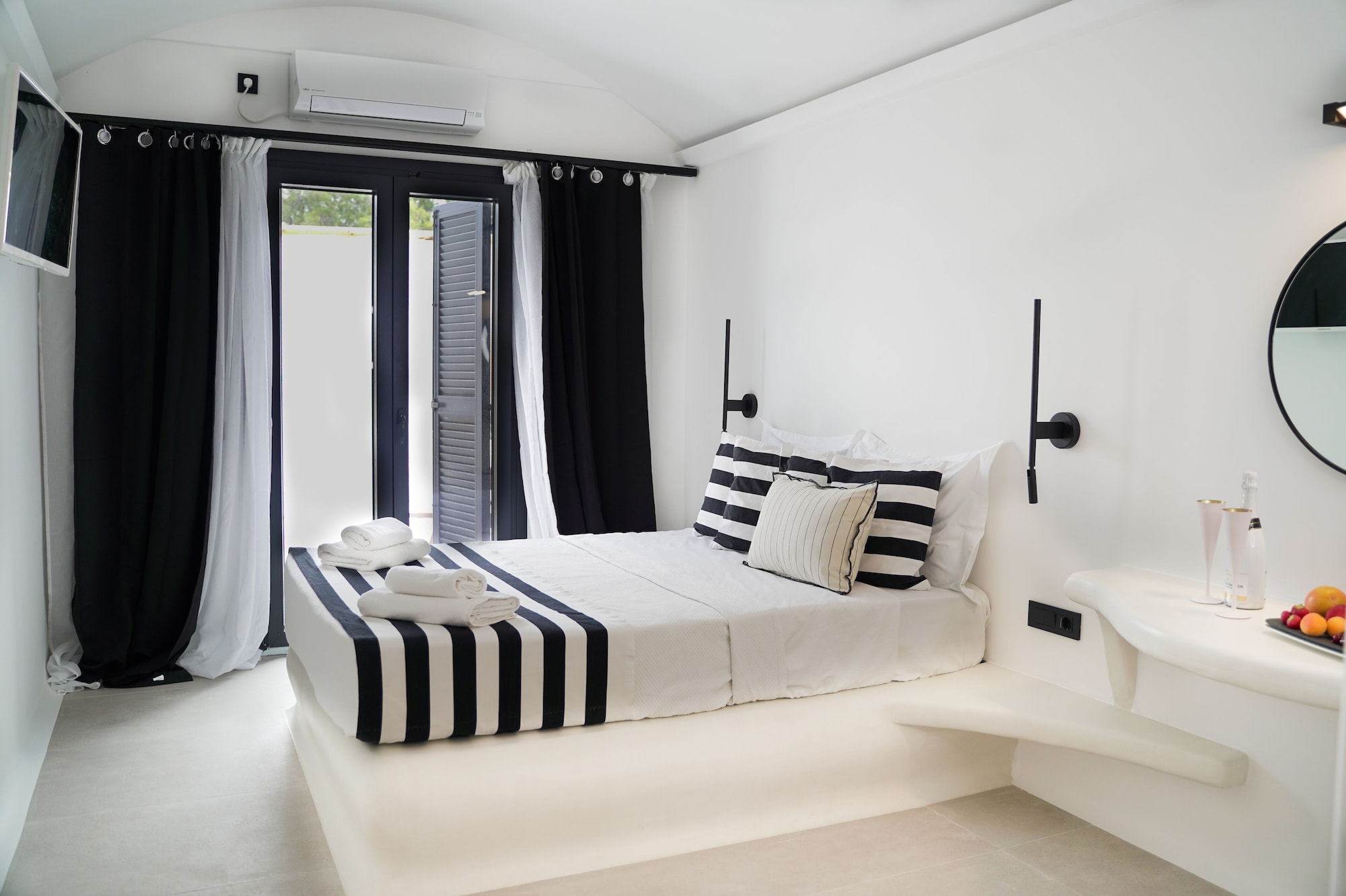DELUXE, DOUBLE BED, SEA VIEW, JETTED TUB