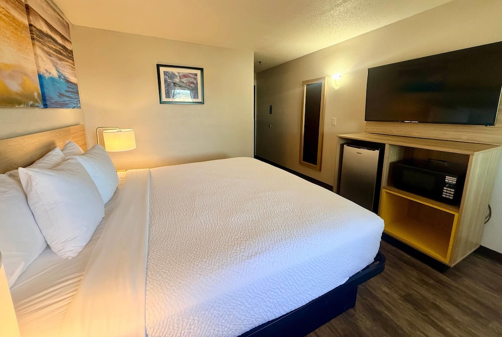 Room, King Bed, No Elevator