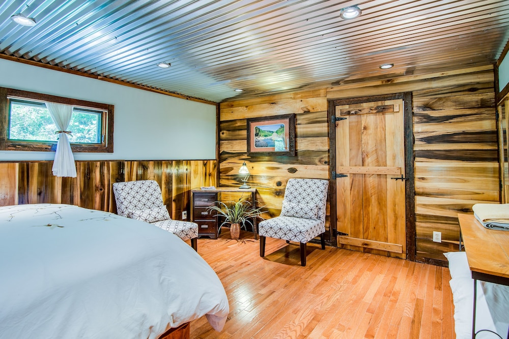 Butterfly Hollow Bed and Breakfast 5/32