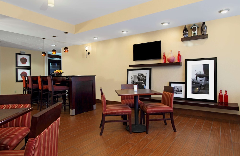 Hampton Inn Columbus-Airport 64/74