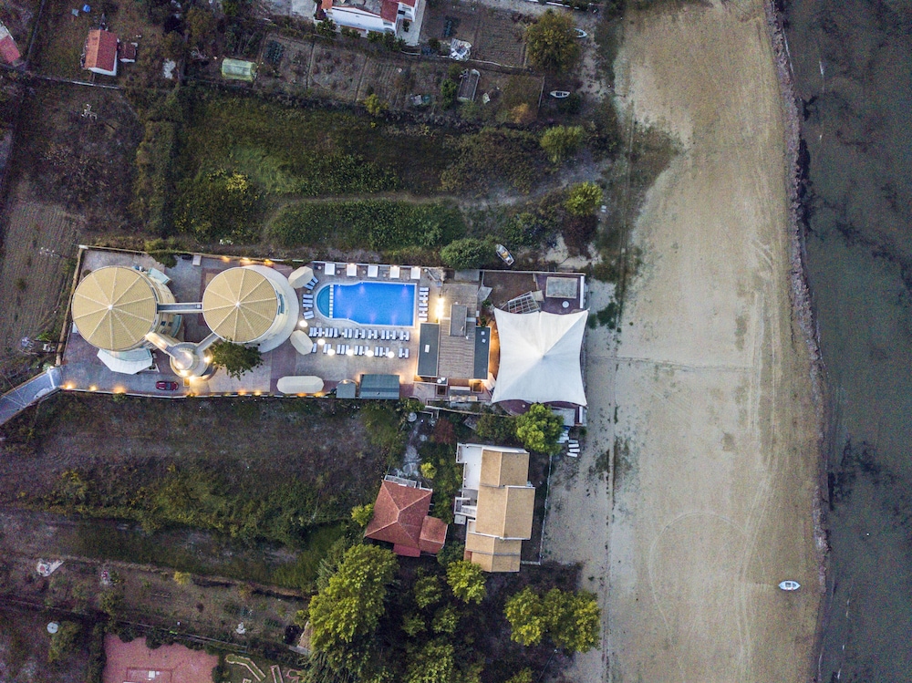 Island Beach Resort And Annex Adults Only 70/81