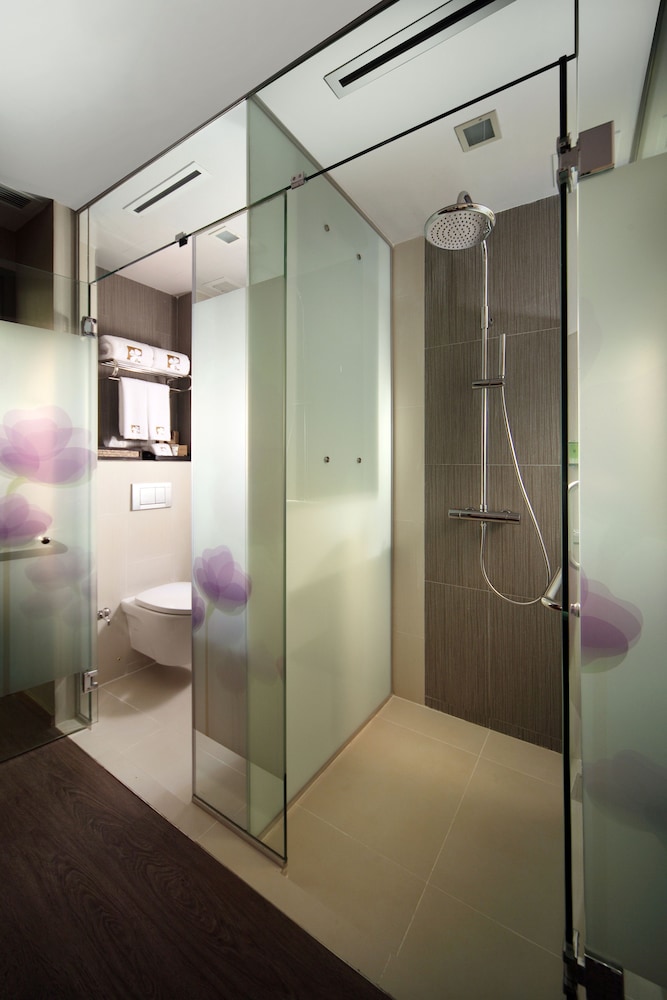 HOTEL CLOVER 5 HONGKONG STREET 35/37