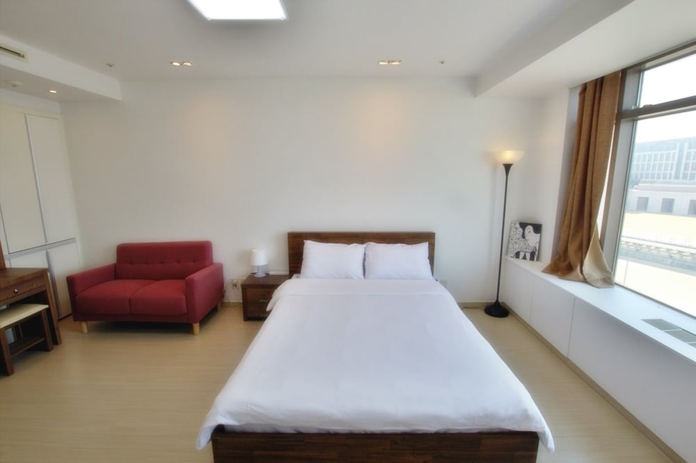 STANDARD, QUEEN BED