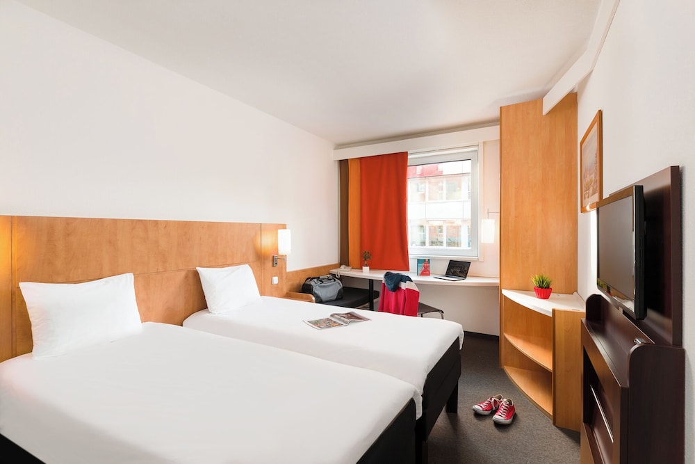 ROOM, TWIN BEDS