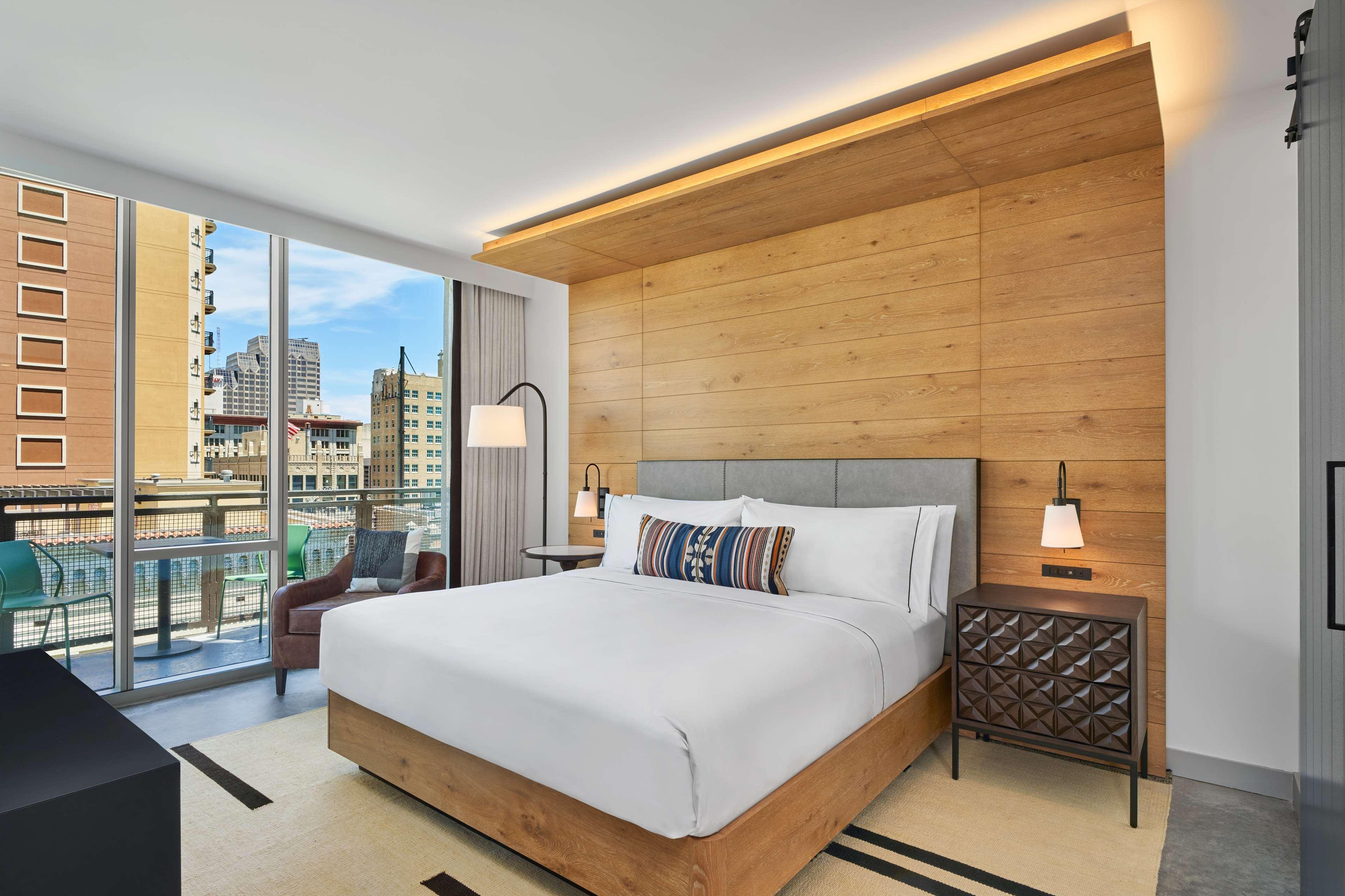 RIVER, SUITE, KING BED, ACCESSIBLE