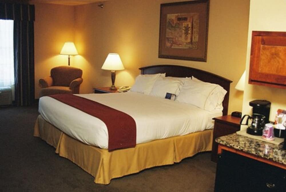 Holiday Inn Express Hotel Suites Kerrville 33/62
