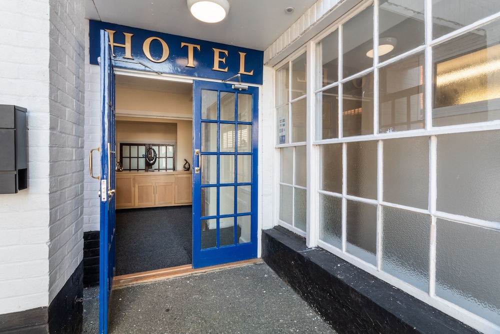 The George Hotel 5/50