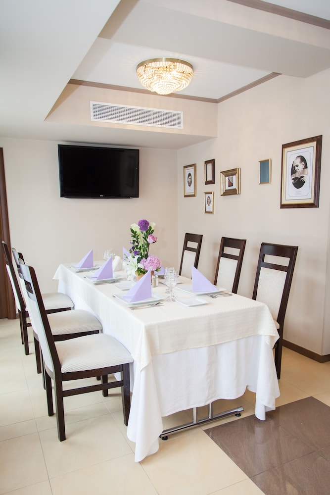Ambasador Hotel 30/76