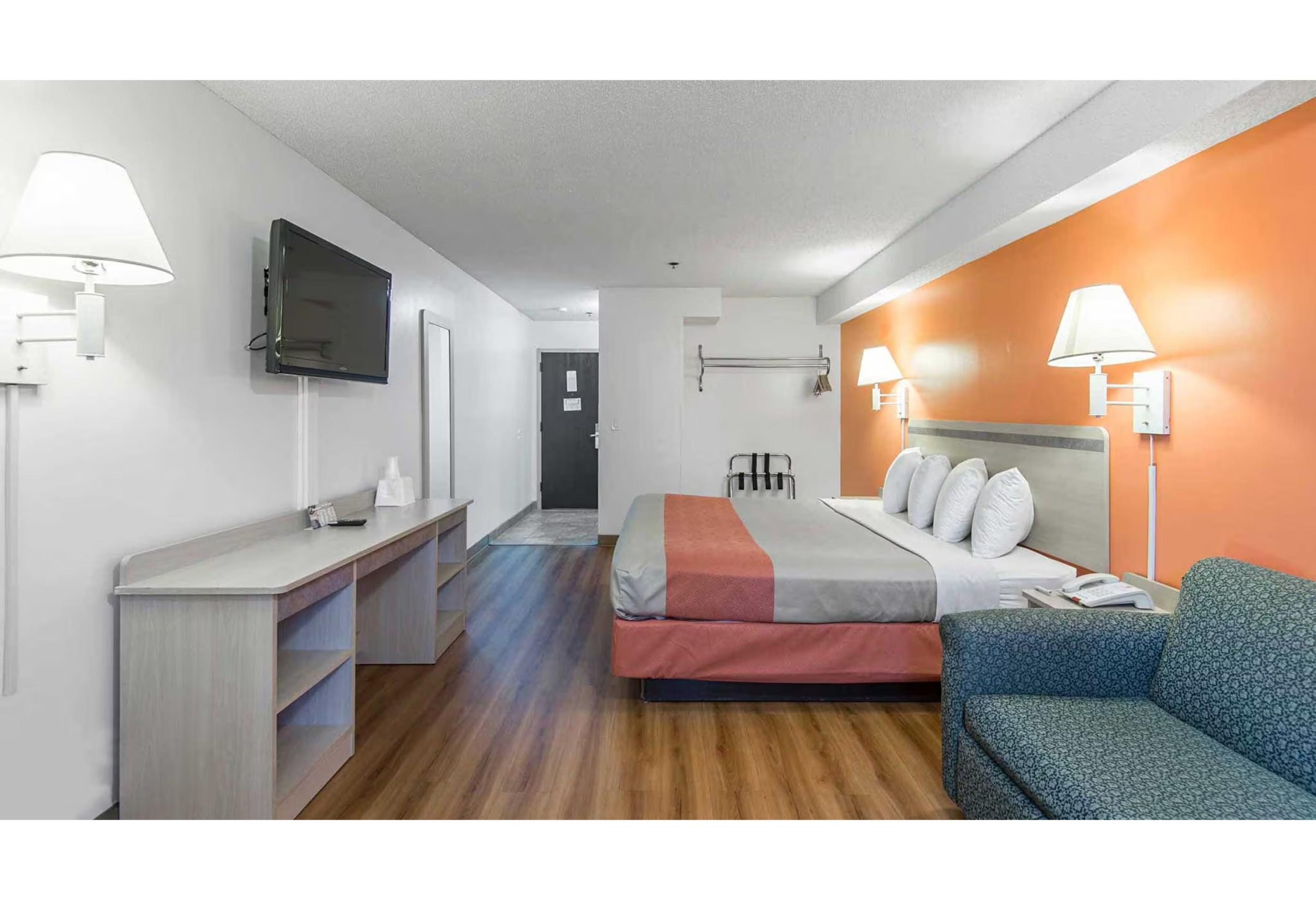 1 King Bed - Non-Smoking, Micfridge