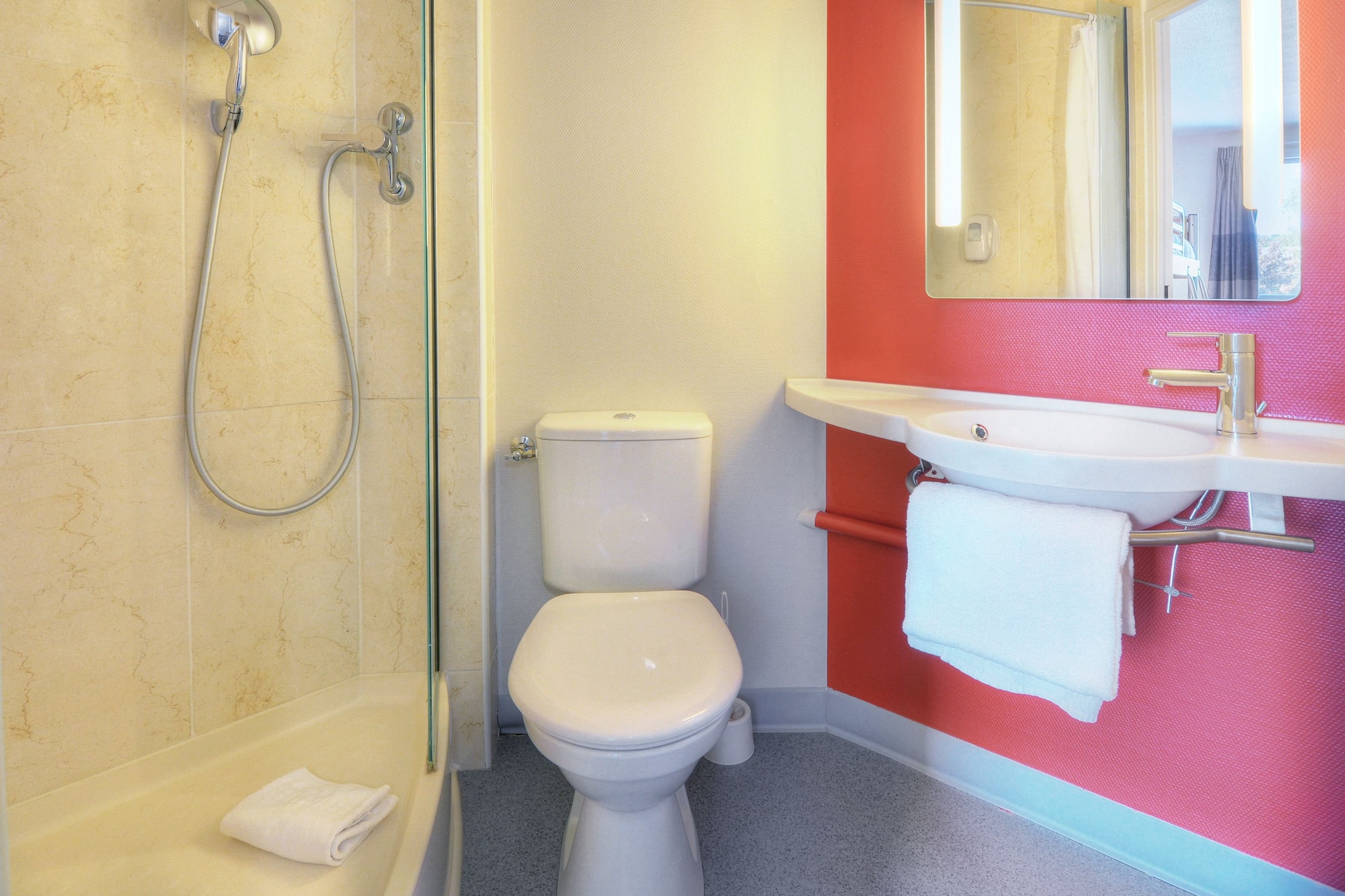 غرفة بسريرين منفصلين، B&B Hotel Brignoles 5/6