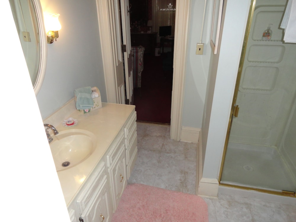 Victorian Inn Bed and Breakfast 28/29