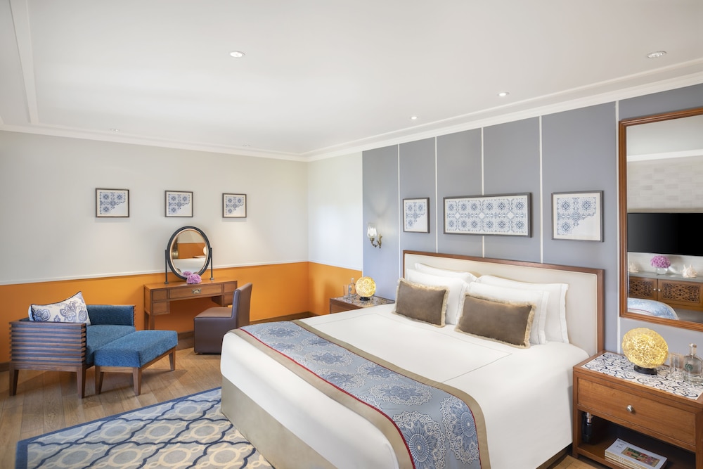 جناح تنفيذي بسرير كينج بإطلالة على البحر بمنطقة جلوس، Taj Exotica Resort Spa Goa 2/4