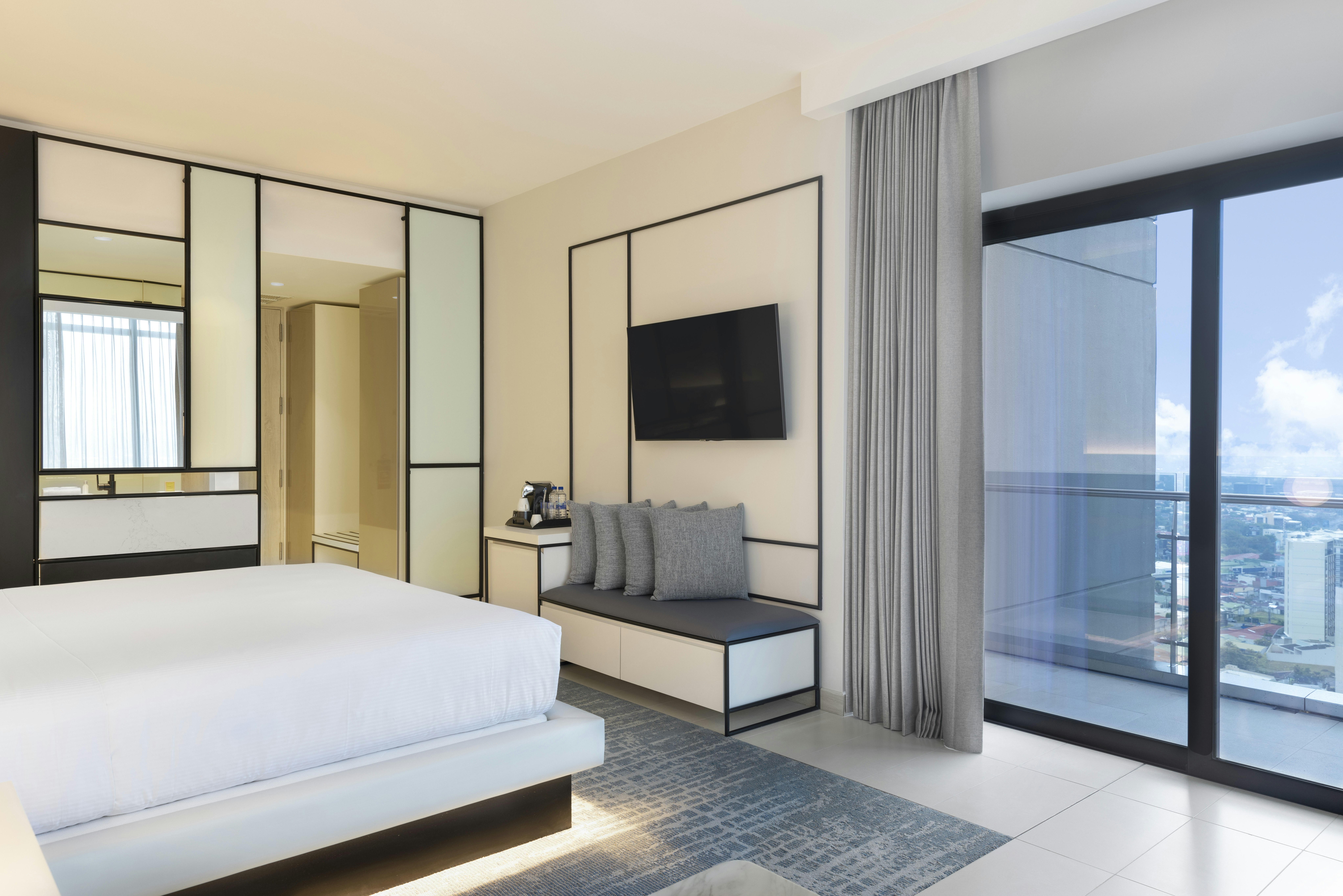 ROOM, KING BED, BALCONY