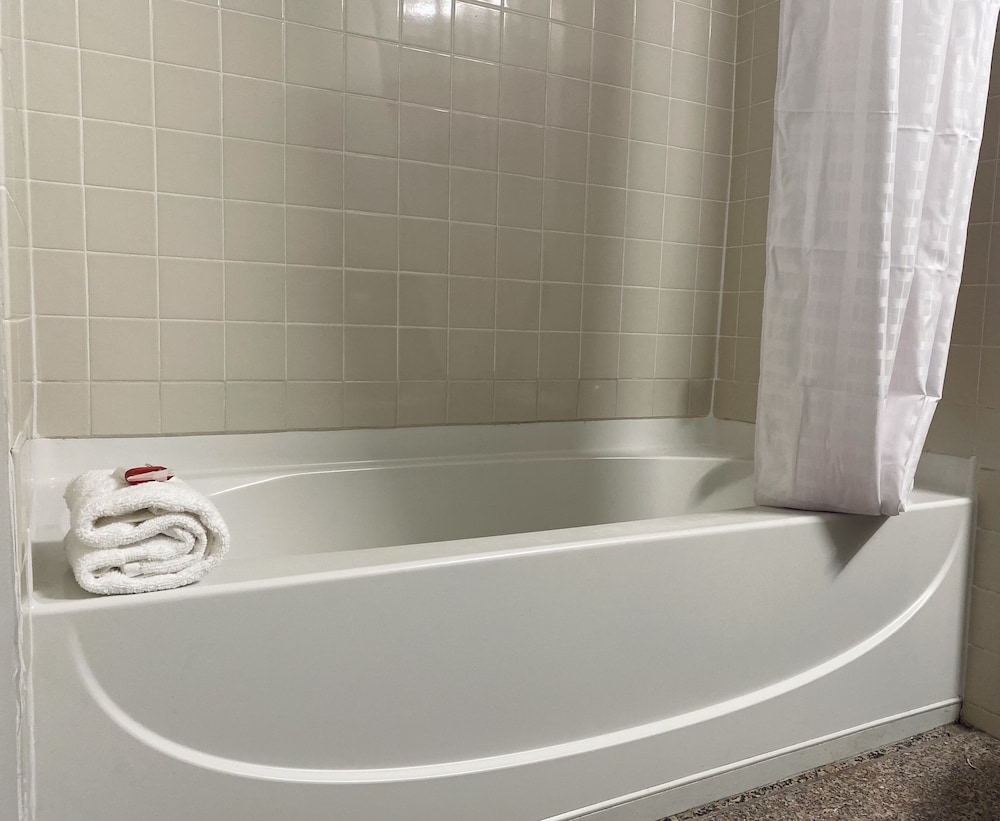 Ramada by Wyndham Hartford North / Bradley Airport 47/48