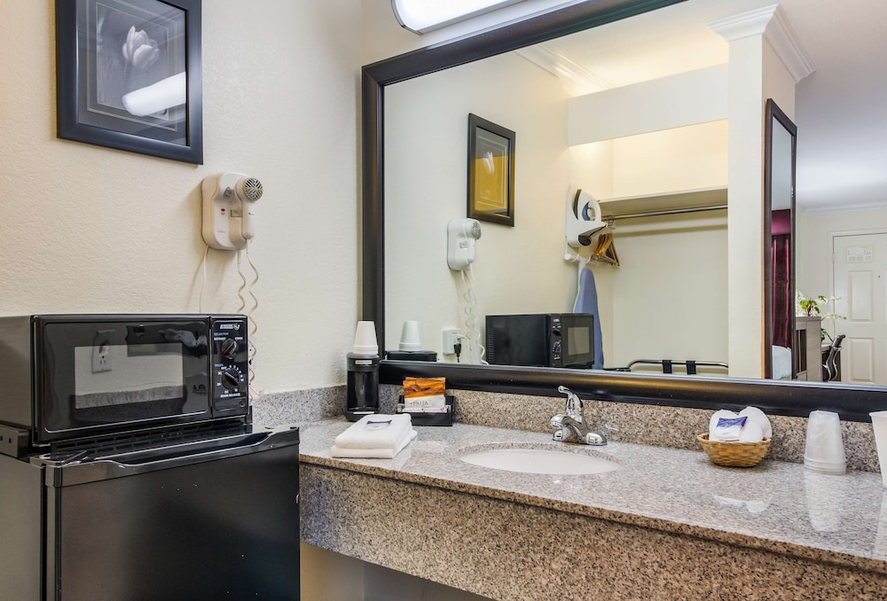 Americas Best Value Inn Columbus, TX 14/41