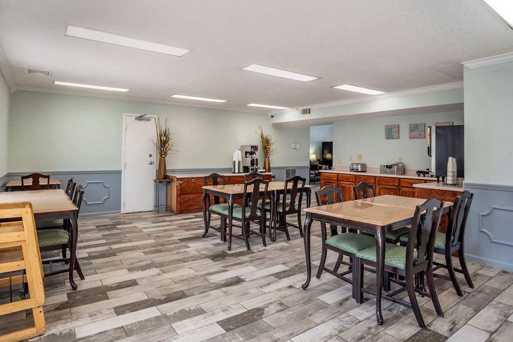 Econo Lodge Tupelo Barnes Crossing 23/31