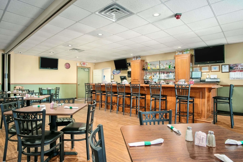 Super 8 by Wyndham Grayville 16/20