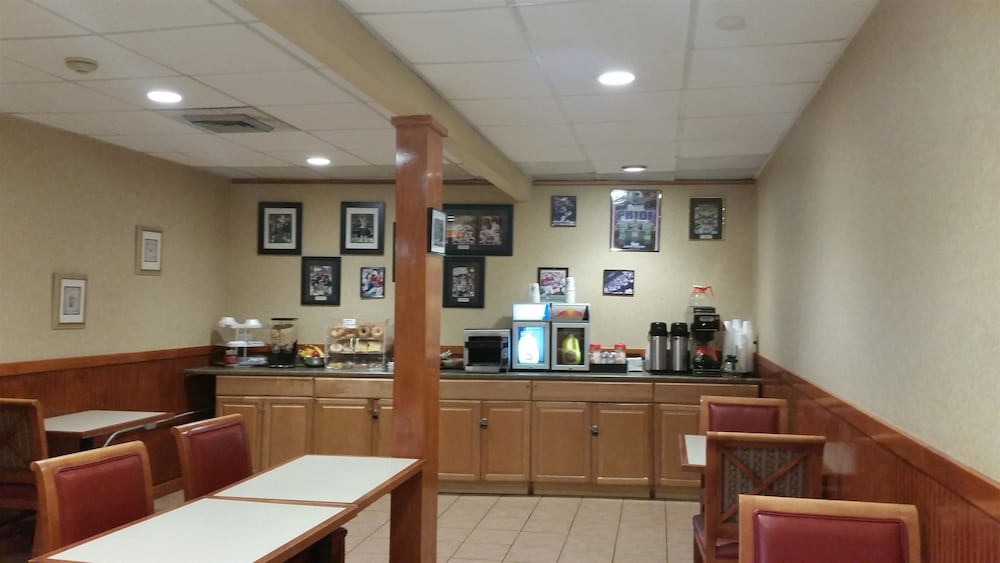 Americas Best Value Inn Foxboro 23/35