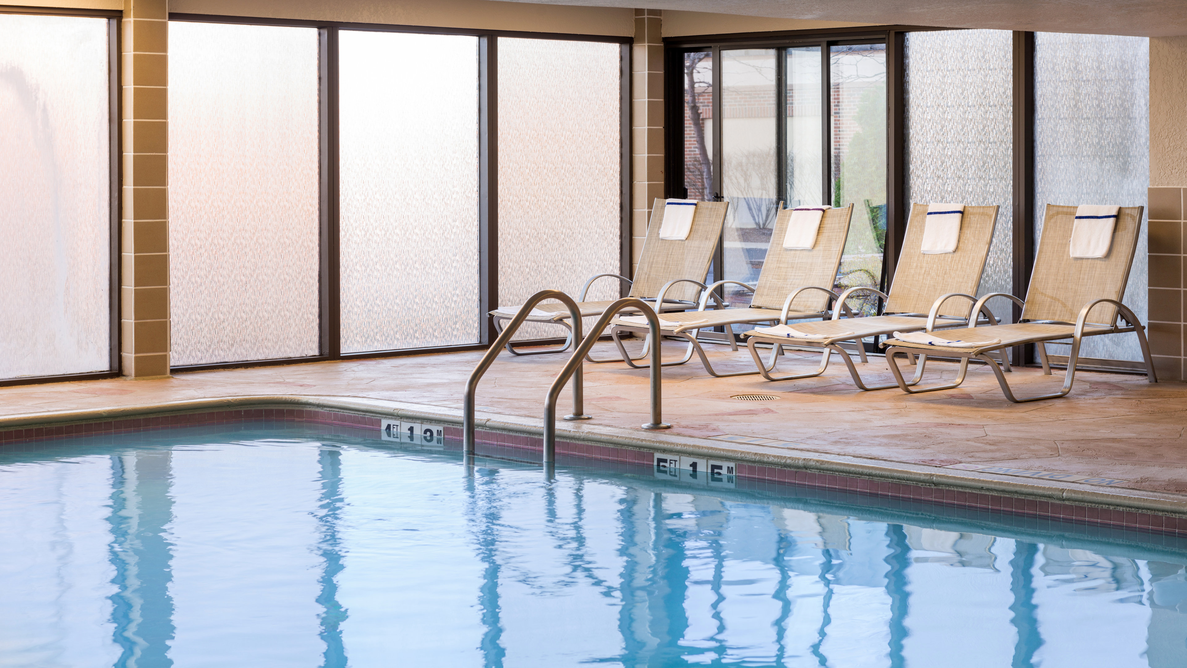 Holiday Inn Hotel Suites Warren 20/53