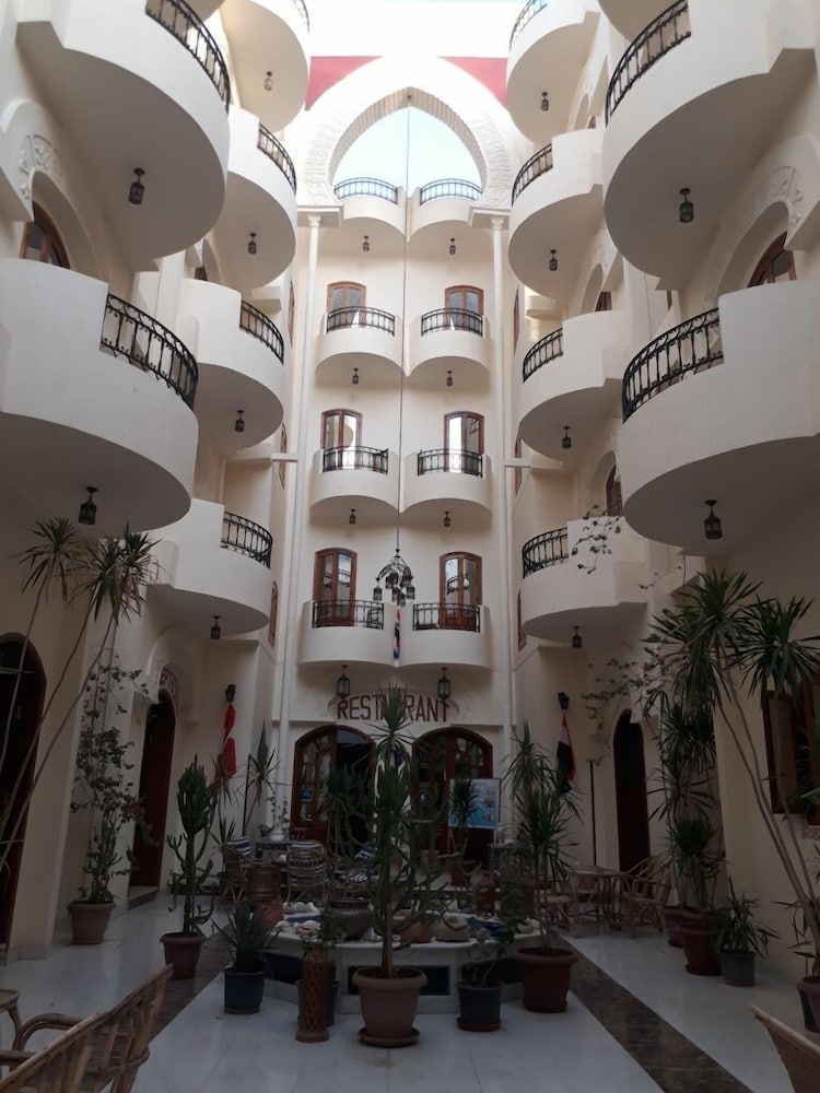 Alhambra Hotel 2/50