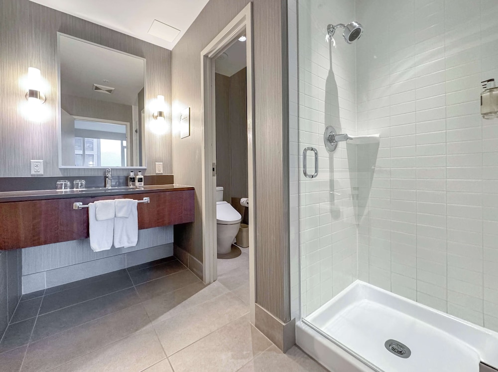 Coast Coal Harbour Hotel 62/64