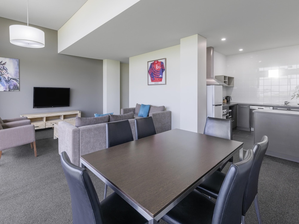 Mantra Melbourne Melton 30/37