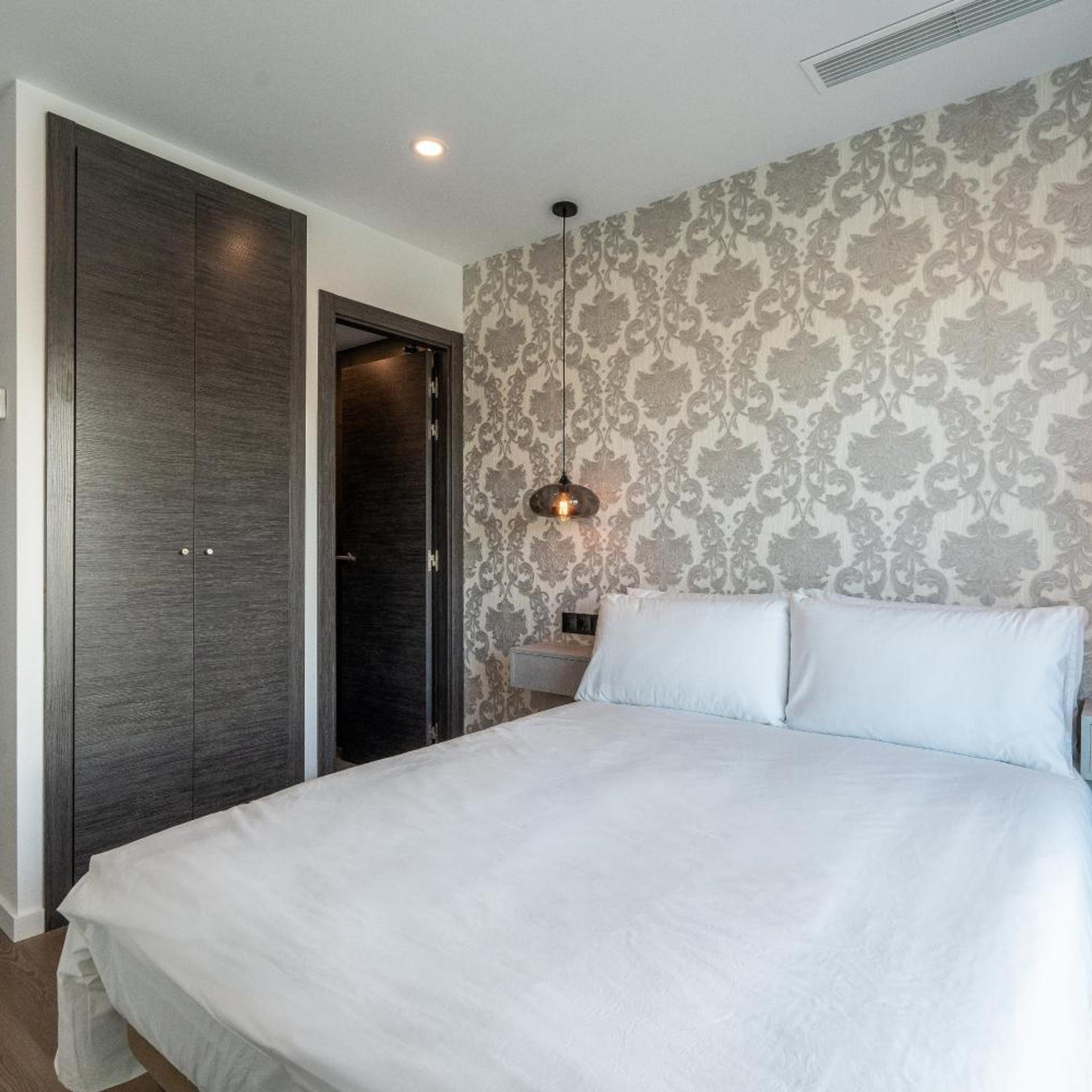 غرفة بسرير كينج