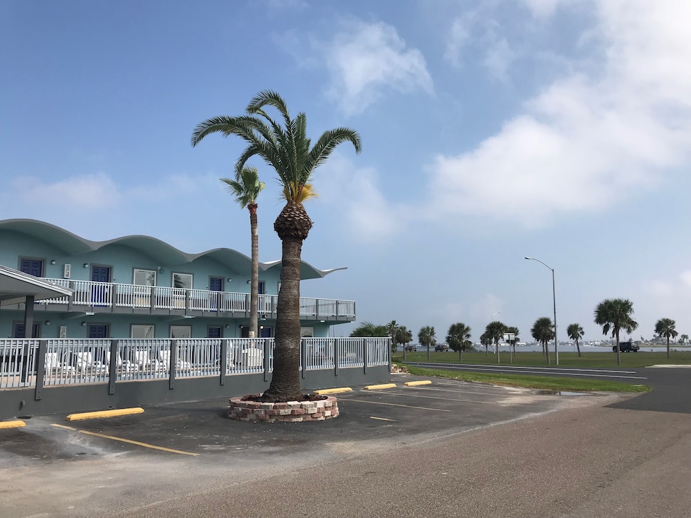 Blue Wave Inn 44/50