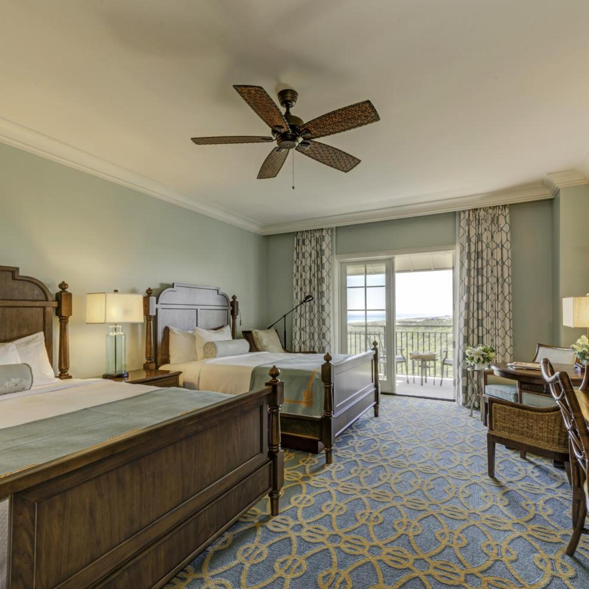 Courtyard, Queen Bed, Accessible