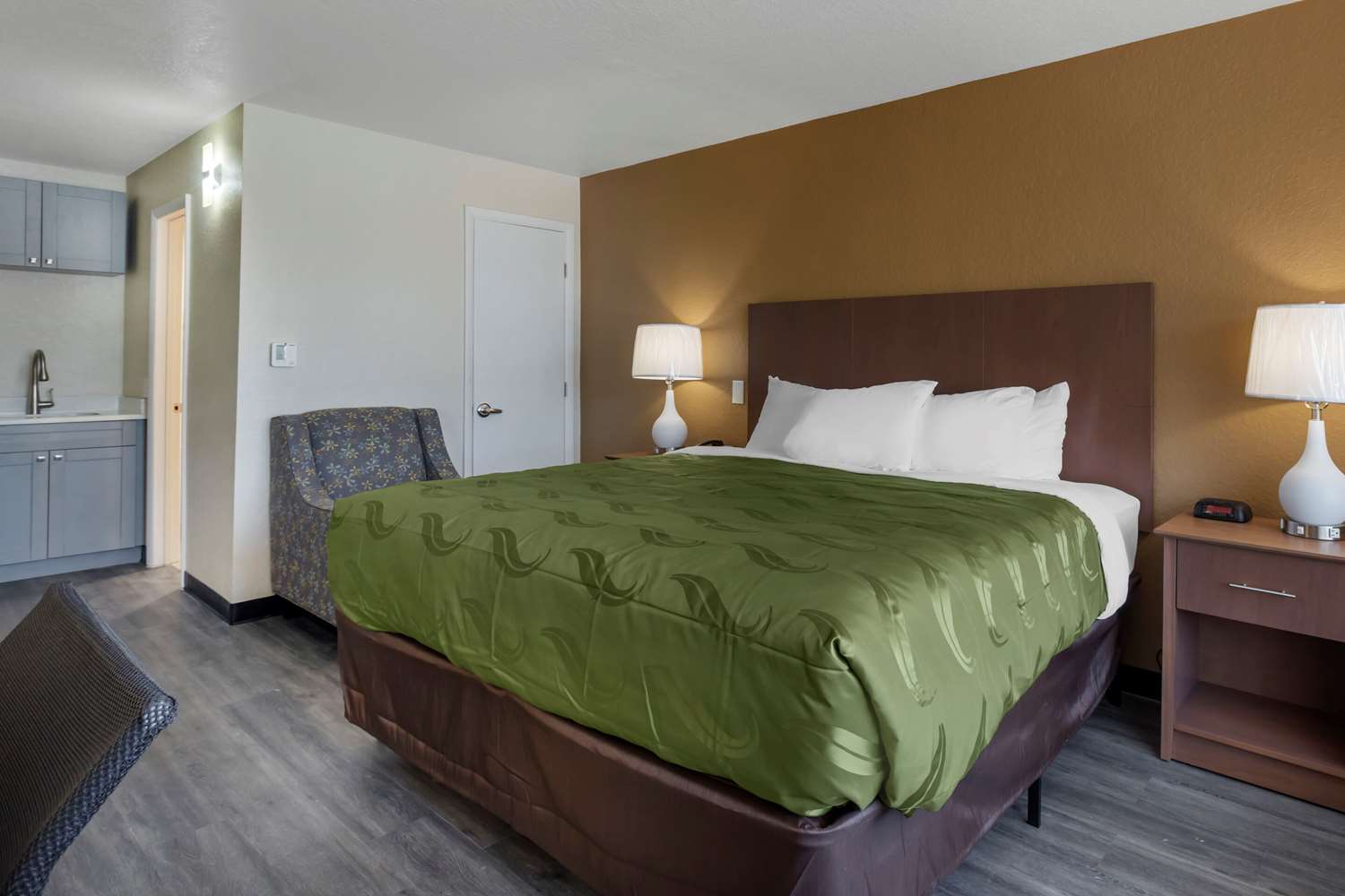 Efficiency, Suite, King Bed