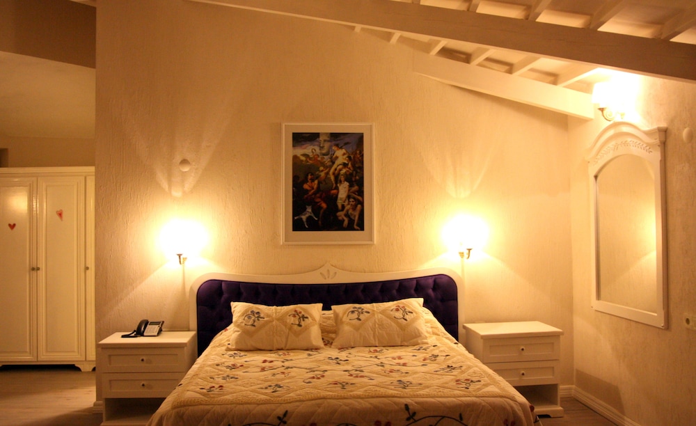 Aeneas Hotel 15/50