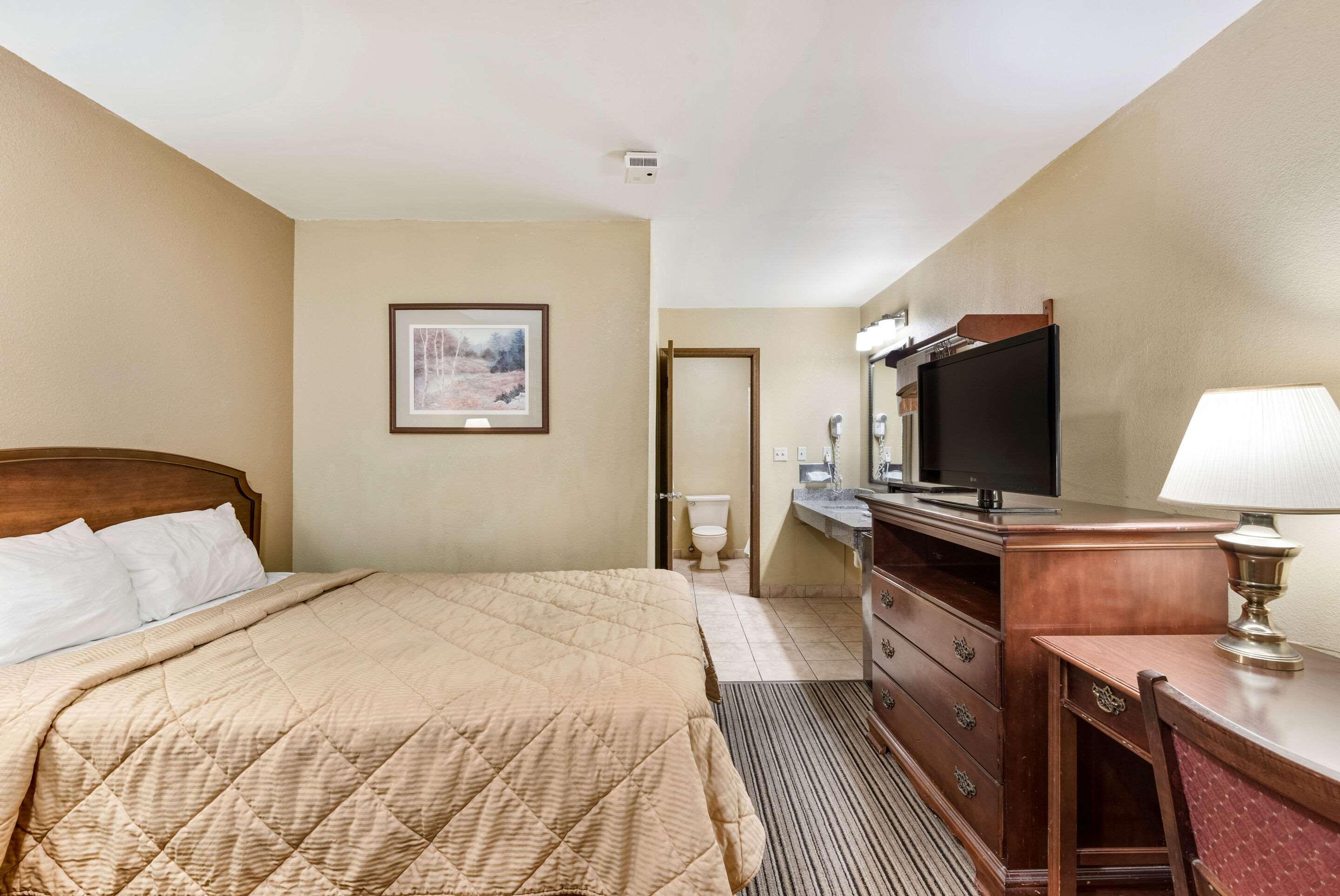 غرفة بسرير مزدوج للمدخنين، Rodeway Inn Columbus West 4/4