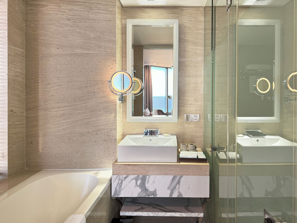 جناح جونيور بسرير مزدوج بإطلالة على البحر بحوض استحمام، Holiday Beach Hotel Danang 9/10