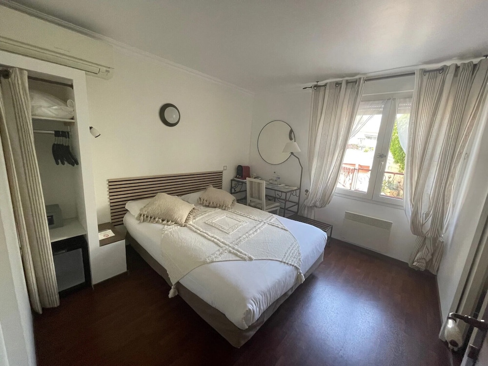 ROOM, DOUBLE BED, BATHTUB