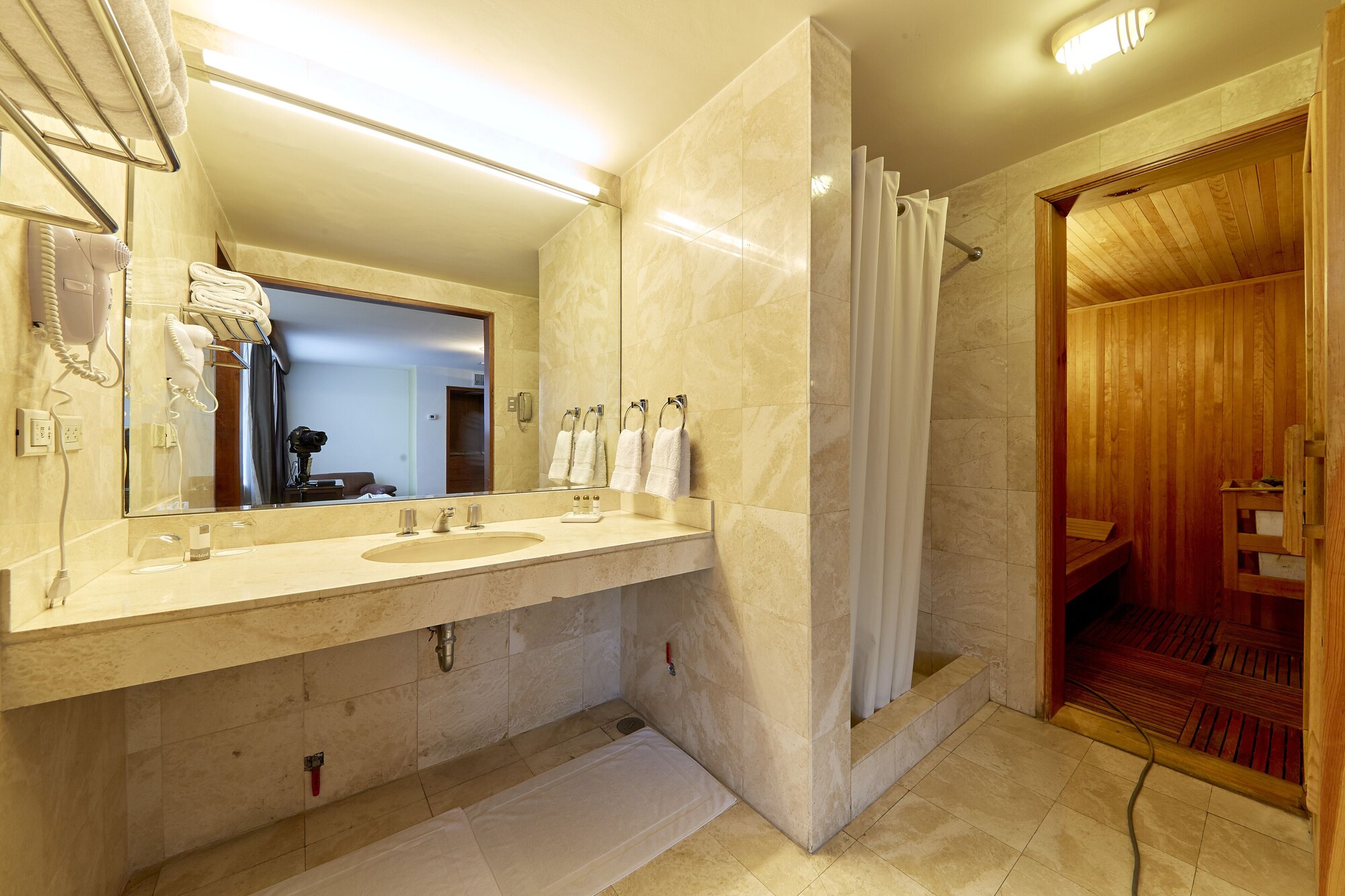 DELUXE, SUITE, QUEEN BED
