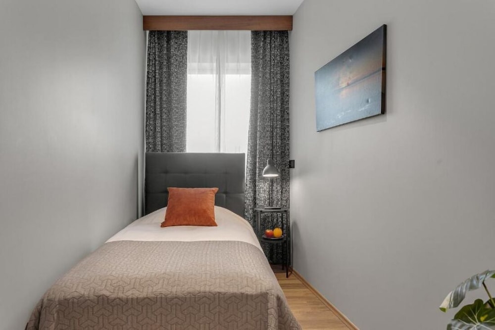 ROOM, SINGLE