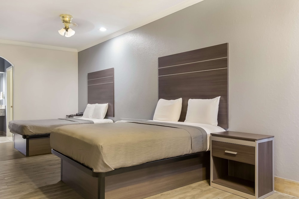 Americas Best Value Platinum Inn Suites 8/24