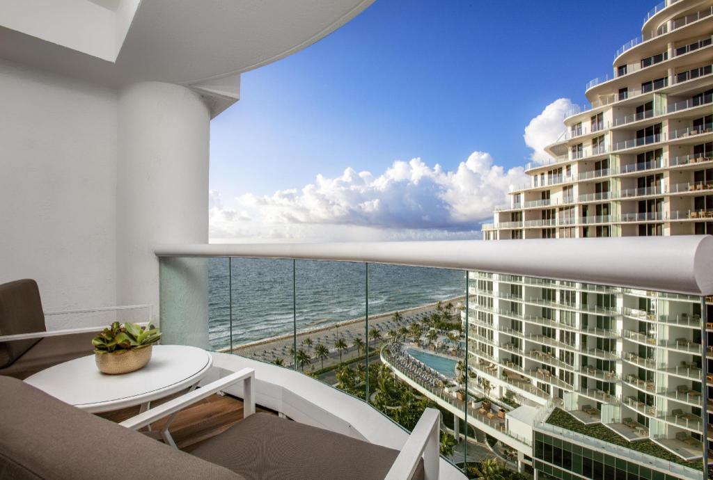 جناح جونيور بسرير مزدوج بإطلالة جزئية على البحر مع أريكة لذوي الإعاقة، Conrad Fort Lauderdale Beach 6/6
