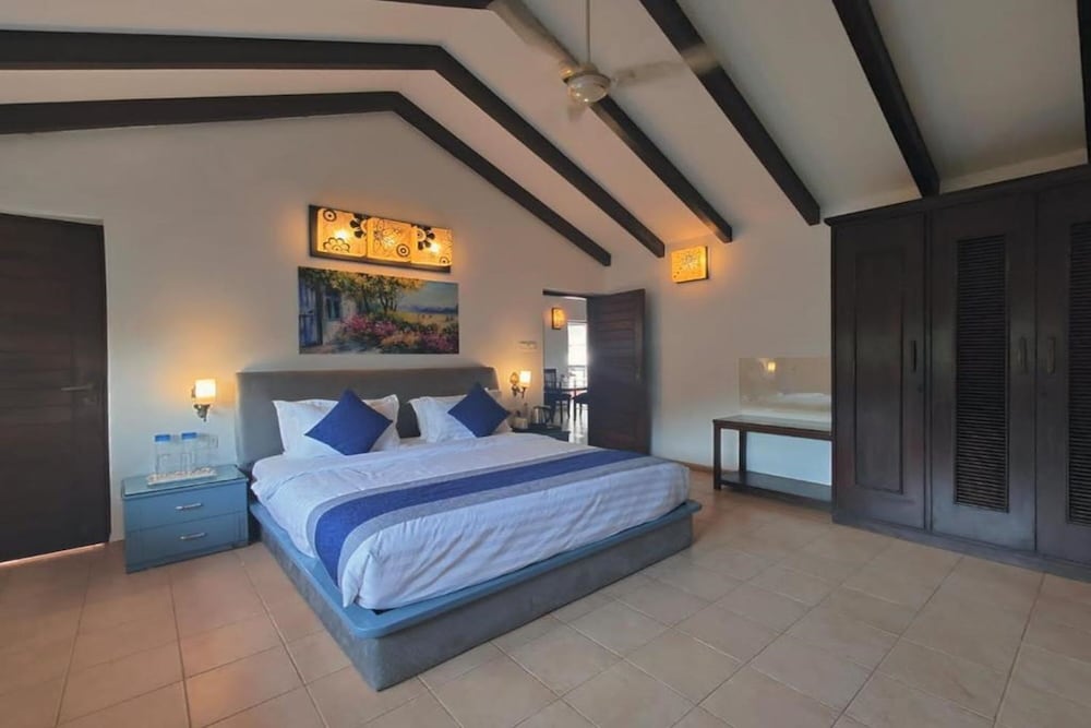 EXECUTIVE, SUITE
