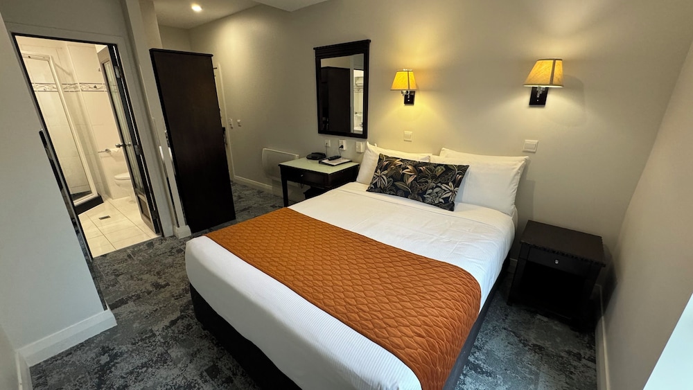 ROOM, QUEEN BED
