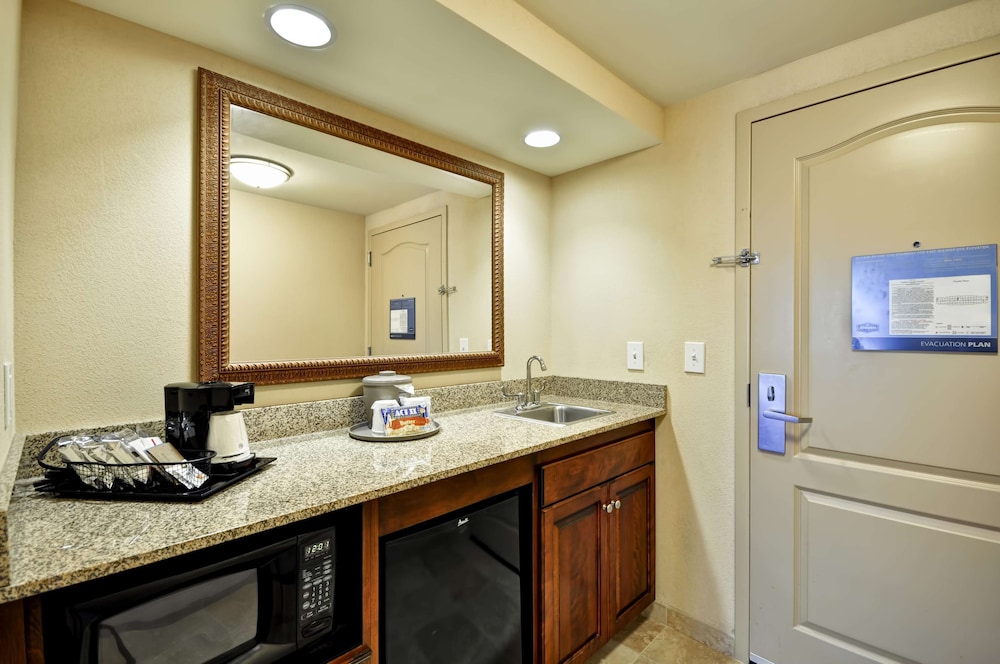 Hampton Inn & Suites Fredericksburg-at Celebrate Virginia 34/39