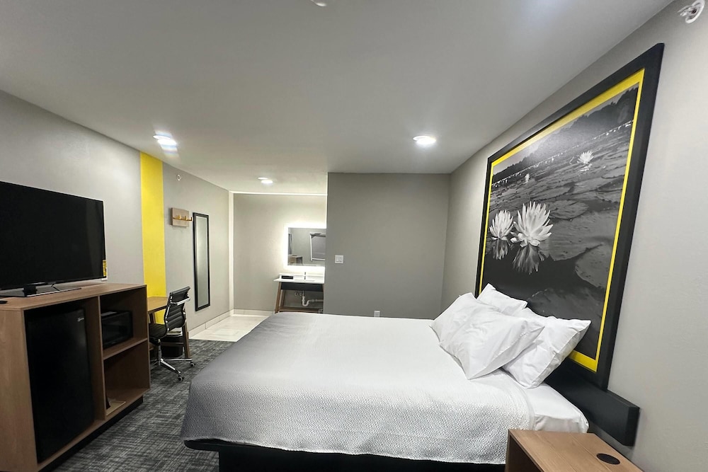 Super 8 by Wyndham Lubbock Airport 23/54