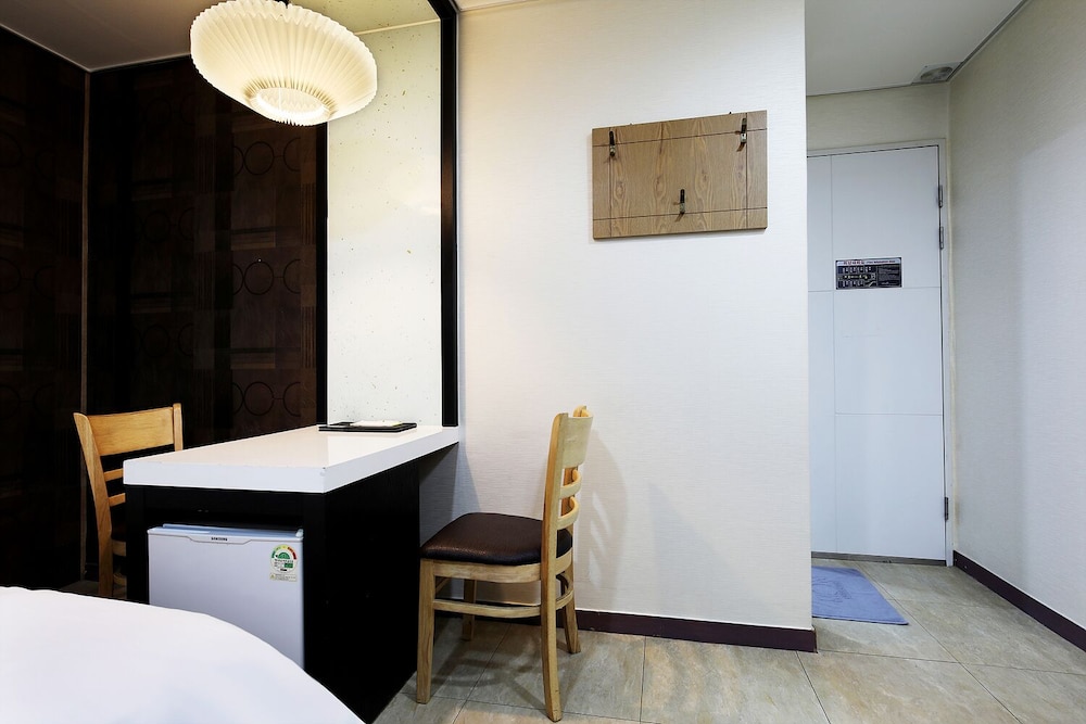 White Tourist Hotel 18/24