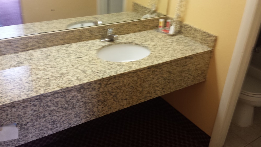 Econo Lodge Near Bluefield College 18/25