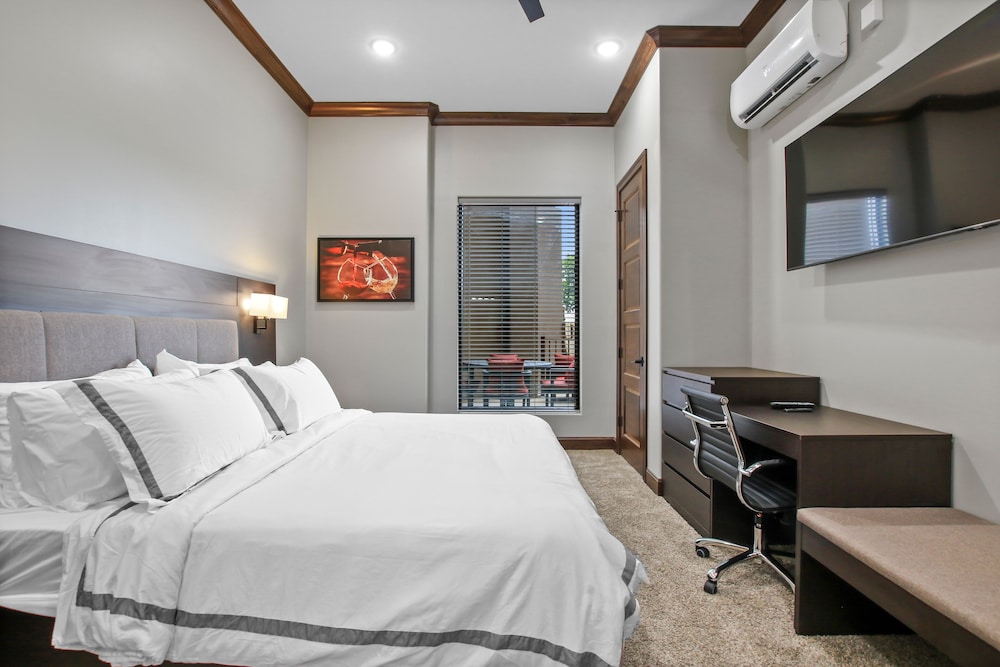 Executive, Town House, Suite, King Bed, Lake View, Patio