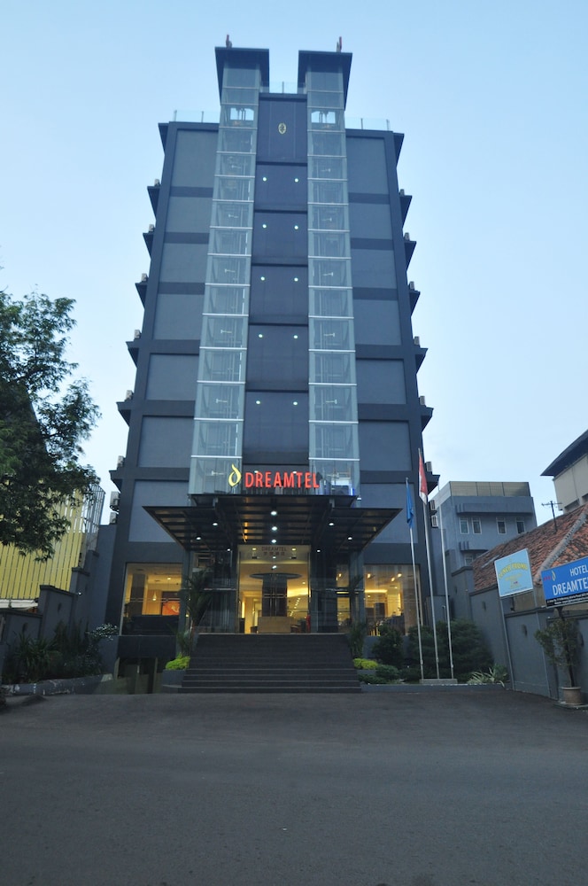 Dreamtel Jakarta 4/68