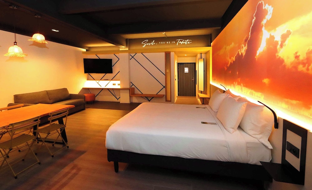 Superior, King Bed, Sofa