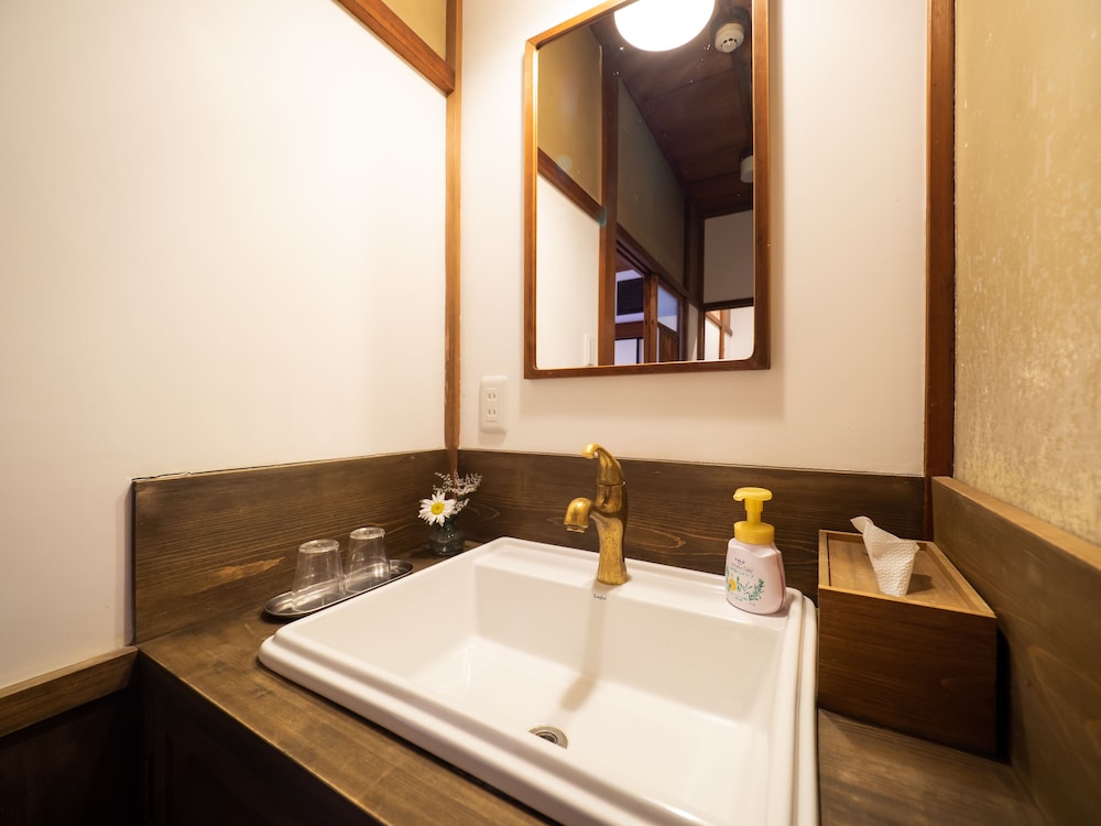 JAPANESE, FAMILY, SHARED BATHROOM