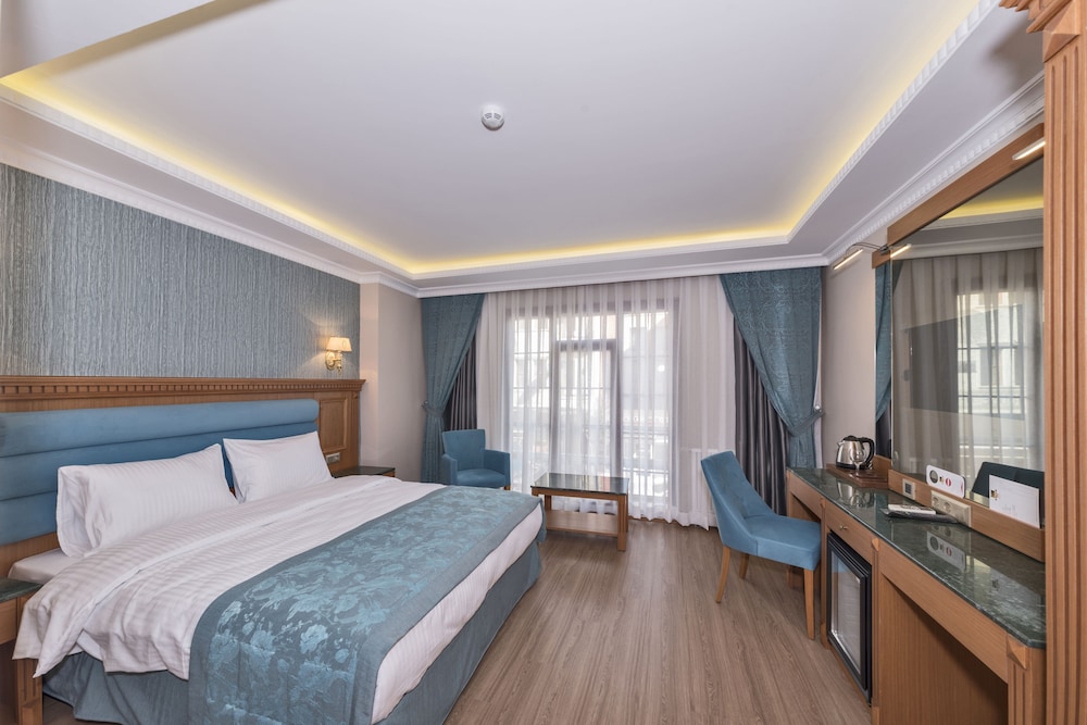 DELUXE, DOUBLE OR TWIN BED