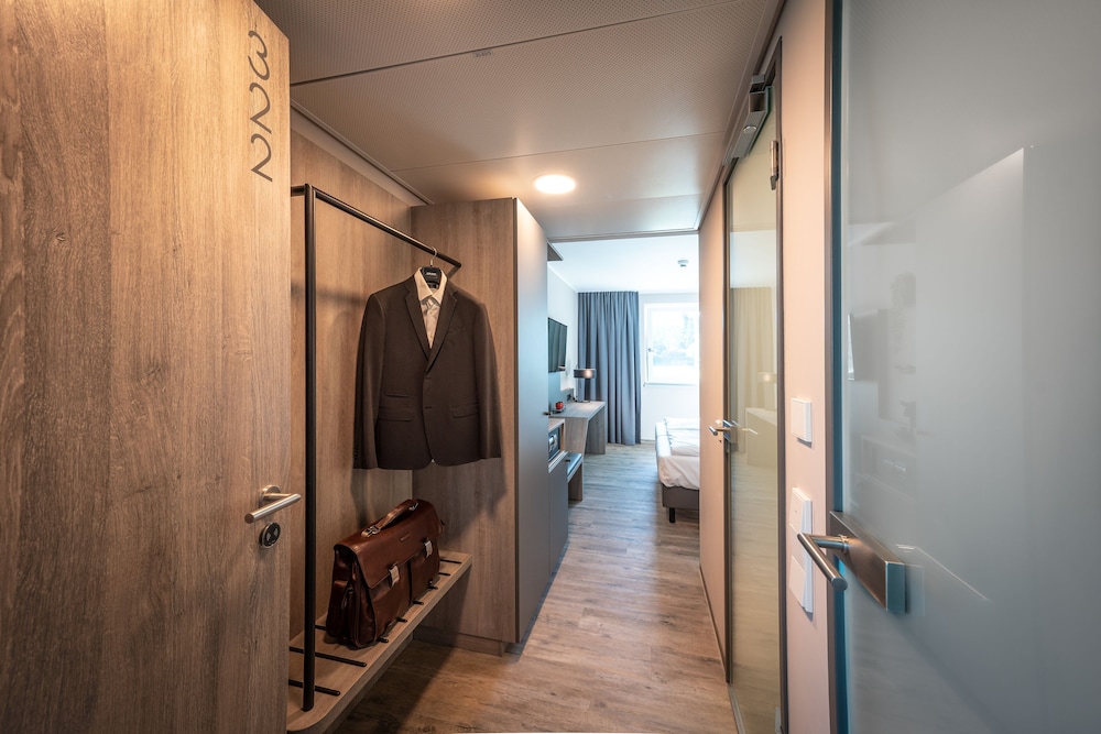 LOGINN Hotel Stuttgart Zuffenhausen 35/35